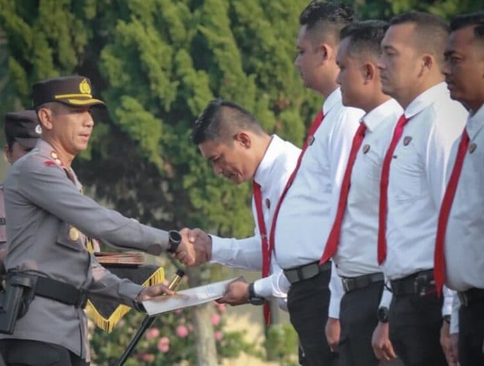 ungkap_peredaran_sabu_27_kg_sabu_personel_polres_sergai_terima_penghargaan