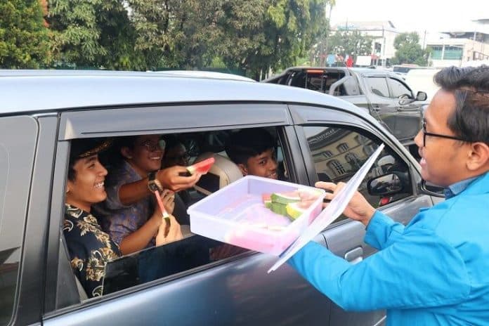unik_mahasiswa_medan_galang_dana_palestina_sembari_bagikan_semangka