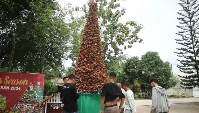 unik_pohon_natal_dari_sabut_kelapa_hiasi_gkpi_kisaran_simbol_kreativitas_dan_kebersamaan