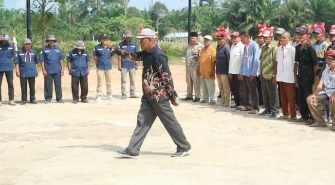 unik_puluhan_lansia_gelar_upacara_hut_ri_di_asahan