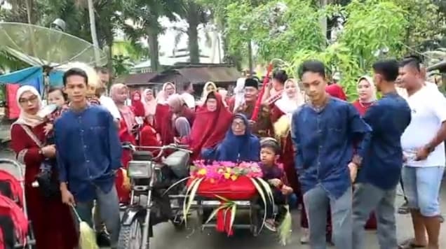 unik_tradisi_lebaran_kakek_nenek_berusia_hampir_satu_abad_diarak_keluarga_naik_betor_keliling_kampung