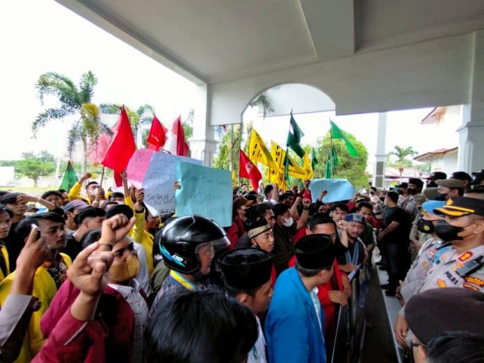 unjuk_rasa_11_april_di_asahan_ini_tuntutan_mahasiswa_ke_ketua_dprd