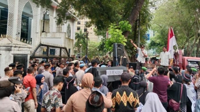 unjuk_rasa_di_dprd_sumut_tuntut_lengserkan_presiden_jokowi