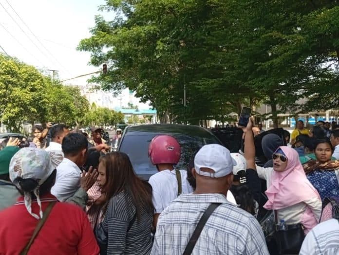 unjuk_rasa_futasi_di_dprd_siantar_ricuh_mobil_dinas_polisi_dihadang_massa