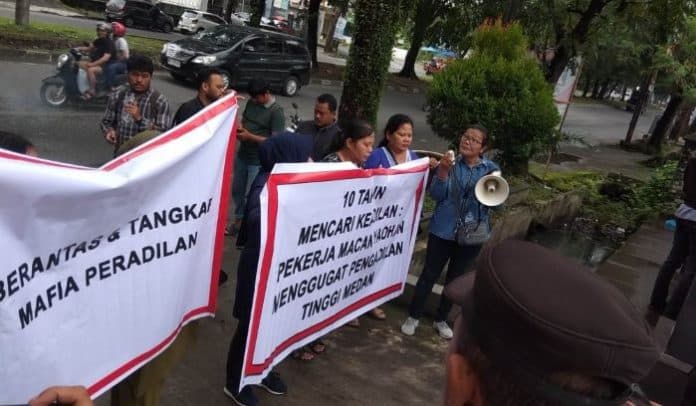 unjuk_rasa_ke_pt_medan_puluhan_eks_karyawan_pt_macan_yaohan_tuntut_hak_pesangon