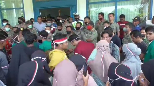 unjuk_rasa_mahasiswa_di_madina_tuntut_aktivitas_pt_smgp_dihentikan