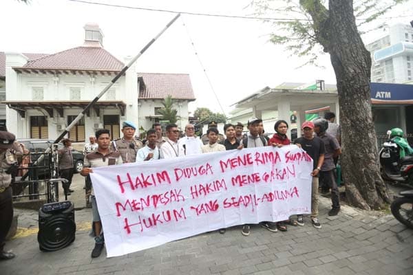 unjuk_rasa_mahasiswa_ke_pn_medan_desak_ky_periksa_dugaan_suap_hakim_os