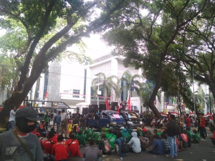unjuk_rasa_tolak_ruu_cipta_kerja_massa_blokir_jalan_depan_dprd_sumut