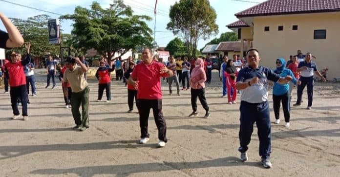 unsur_muspika_kecamatan_sipispis_bersama_tni_dan_polri_gelar_olahraga_bersama