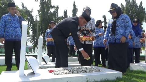 untuk_gaji_guru_honorer_pemprovsu_korek_rp250_miliar_tiap_tahun