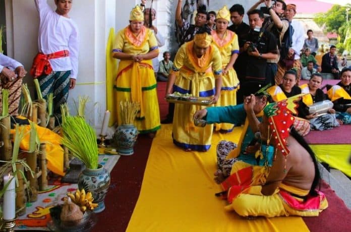 upacara_adat_beluluh_yang_menunjukkan_harapan_orang_tua