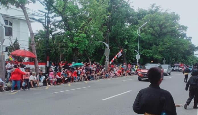 upacara_kemerdekaan_hut_ri_ke_78_ribuan_warga_padati_kantor_gubernur_sumut