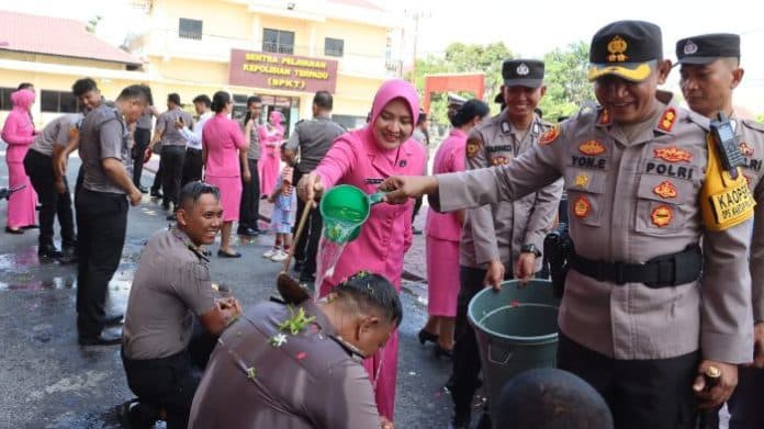 upacara_kenaikan_pangkat_21_personel_polres_tanjung_balai_mandi_bunga