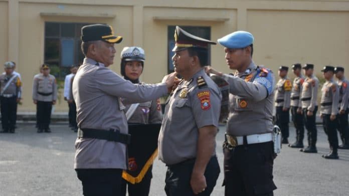 upacara_kenaikan_pangkat_pengabdian_di_polres_labusel_kapolres_tingkatkan_prestasi_dedikasi_dan_loyalitas