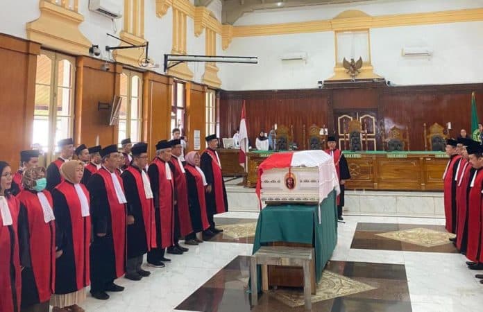 upacara_penghormatan_jenazah_hakim_oloan_silalahi_ketua_pn_medan_beliau_orangnya_humoris