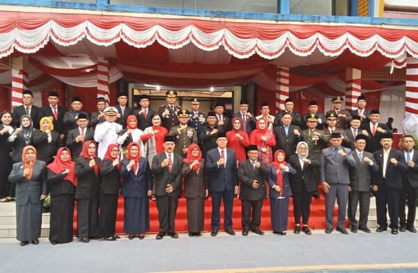 upacara_penurunan_bendera_dprd_tapteng_yang_hadir_hanya_1_orang
