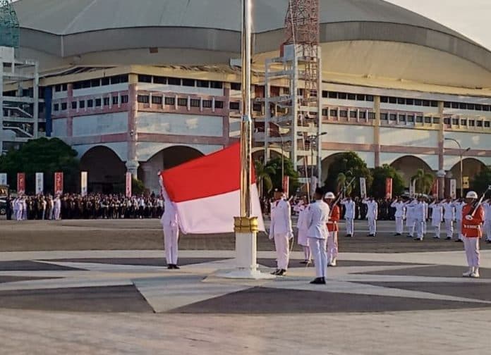 upacara_penurunan_bendera_hut_ri_di_lapangan_astaka_merah_putih_mendarat_mulus