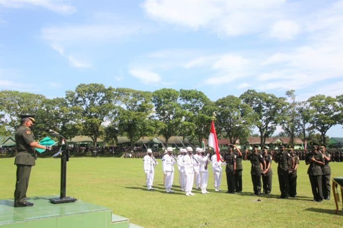 upacara_penutupan_pendidikan_pertama_tamtama_tni_ad_ini_amanat_pangdam_ibb