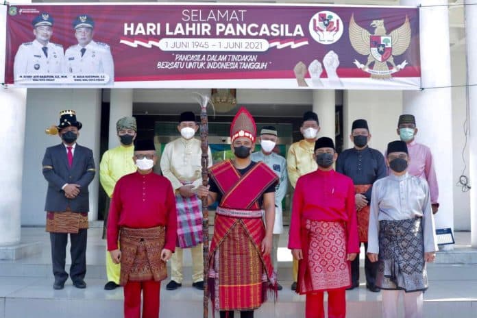 upacara_peringatan_hari_lahir_pancasila_bobby_gunakan_pakaian_adat_batak_toba