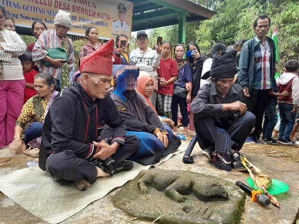 upacara_ritual_menanda_tahun_di_delleng_simenoto_seperti_ini_penerawangan_karmel_manik