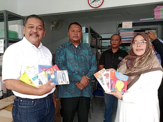 upaya_tingkatan_literasi_200_buku_dibagikan_ke_siswa_sma