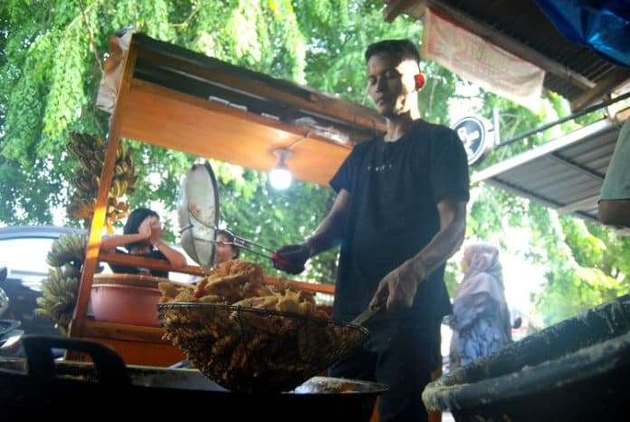 usaha_kuliner_pisang_goreng_tanduk_ramaikan_pasar