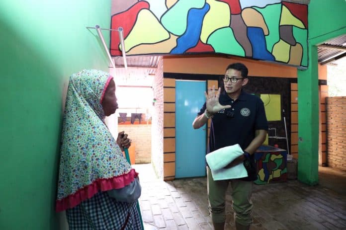 usai_arung_jeram_menparekraf_sandiaga_uno_bantu_nenek_ngatemi
