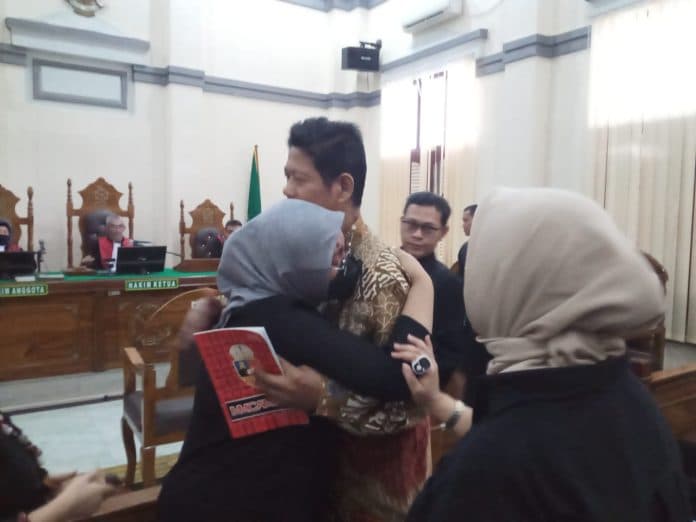 usai_ayahnya_divonis_anak_dirut_pt_psu_histeris_di_ruang_sidang