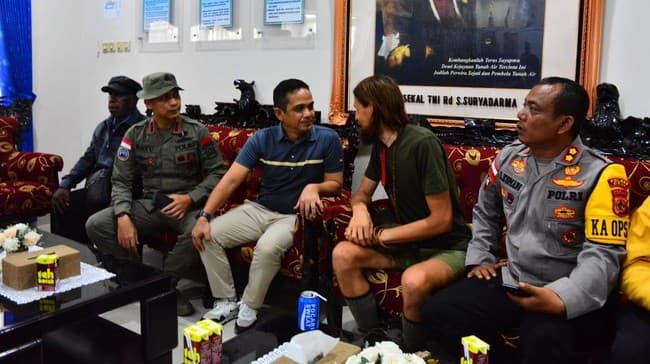 usai_bebas_dari_kkb_polri_hubungi_keluarga_philip_mark_mehrtens