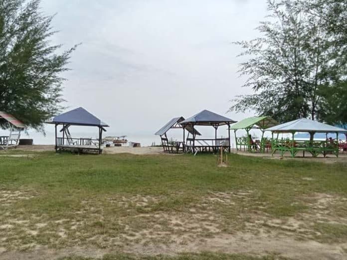 usai_berbenah_pengunjung_pantai_indah_pandan_kembali_ramai