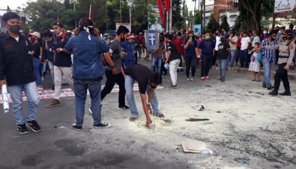 usai_demo_di_siantar_massa_amsb_kutip_sampah
