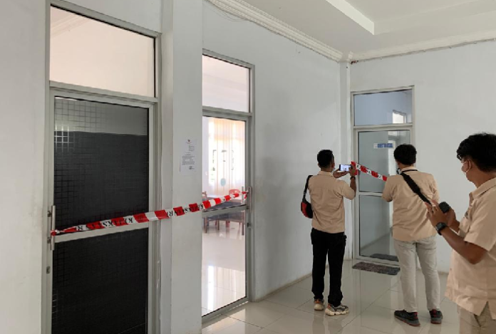 usai_digeledah_kejatisu_segel_ruangan_dirut_pdam_tirtalihou