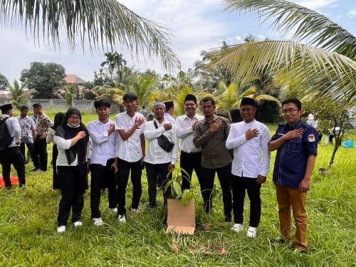 usai_dilantik_42861_petugas_kpps_deli_serdang_tanam_bibit_pohon