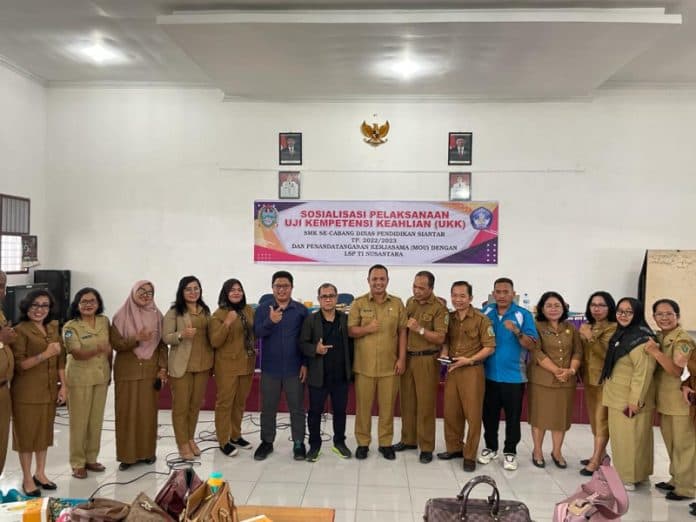 usai_dilantik_kacabdis_pendidikan_siantar_nyatakan_siap_selesaikan_tugas_kedinasan