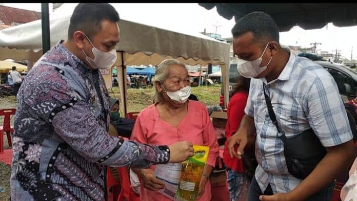 usai_divaksin_covid_19_warga_dapat_minyak_goreng_gratis