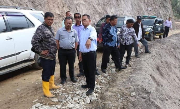 usai_ibadah_bupati_toba_tinjau_perbaikan_jalan_di_daerah_terpencil