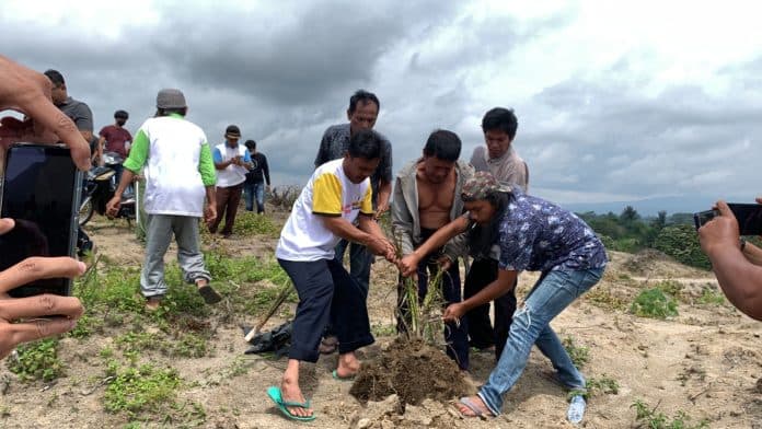 usai_ibadah_tolak_konversi_masyarakat_cabut_tanaman_sawit_di_kebun_teh_sidamanik