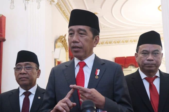 usai_melantik_menkominfo_jokowi_minta_proyek_bts_dilanjutkan