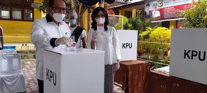 usai_mencoblos_di_tps_5_asner_silalahi_yakin_raih_80_persen_suara