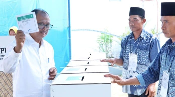 usai_mencoblos_wabup_simalungun_minta_penyelenggara_pemilu_bertugas_dengan_baik