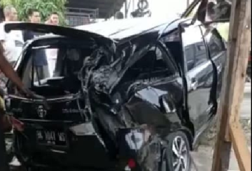 usai_ngantar_anak_les_toyota_avanza_ringsek_disambar_ka_di_siantar_martoba