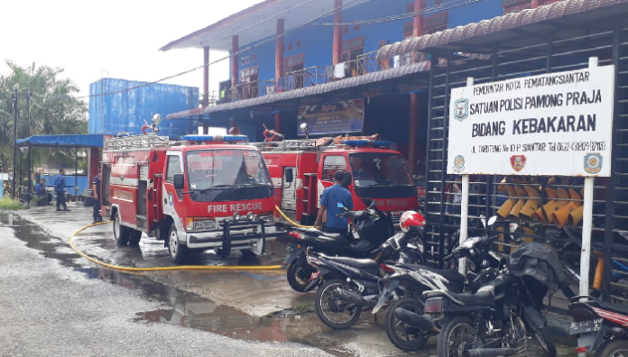 usai_padamkan_kebakaran_di_3_lokasi_petugas_damkar_siantar_lakukan_ini