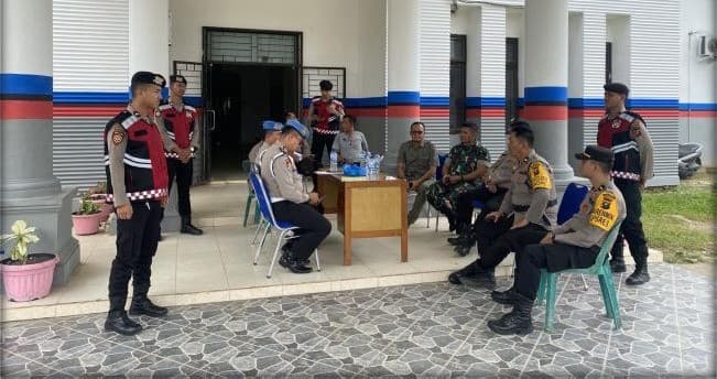 usai_pemungutan_suara_polres_labusel_datangi_kantor_ppk