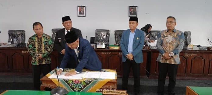 usai_penandatanganan_p_abpd_2023_bupati_dan_ketua_dprd_dairi_tidak_berjabat_tangan