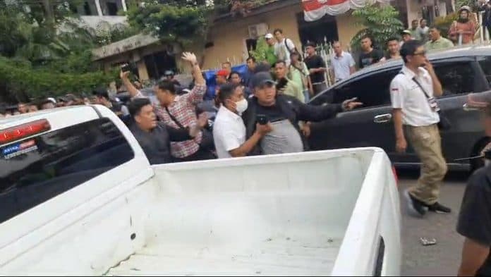 usai_penetapan_nomor_urut_paslon_ricuh_polisi_ditusuk_massa_pendukung