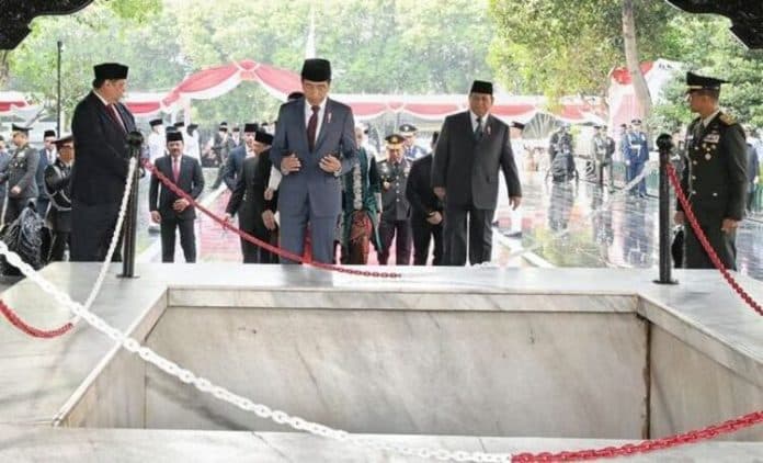 usai_pimpin_hari_kesaktian_pancasila_jokowi_berdoa_di_depan_sumur_lubang_buaya