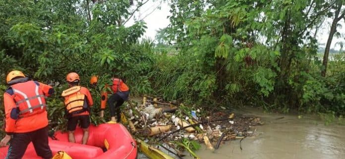 usai_rayakan_ulang_tahun_siswi_sd_ditemukan_tewas_di_tumpukan_sampah_sungai_batang_kuis