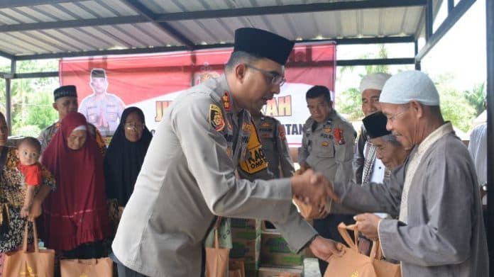 usai_salat_jumat_kapolres_labusel_salurkan_50_paket_sembako