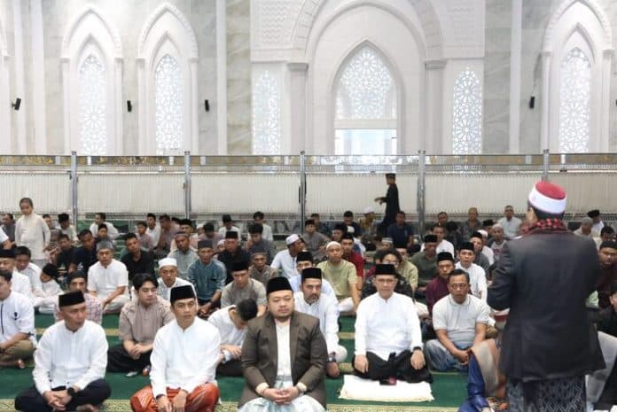 usai_shalat_idul_fitri_bupati_tapsel_mari_tingkatkan_amal_kebaikan