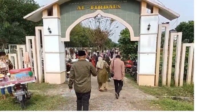 usai_shalat_idul_fitri_warga_di_asahan_tak_lupa_lakukan_tradisi_ziarah_kubur